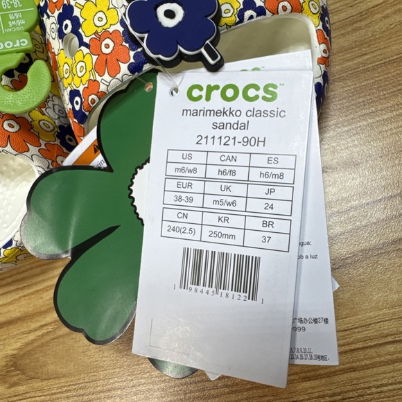 NWT Crocs x Marimekko Classic Sandal Womens 8 / Mens 6‎ Exclusive Jibbitz 211121 - Picture 5 of 8
